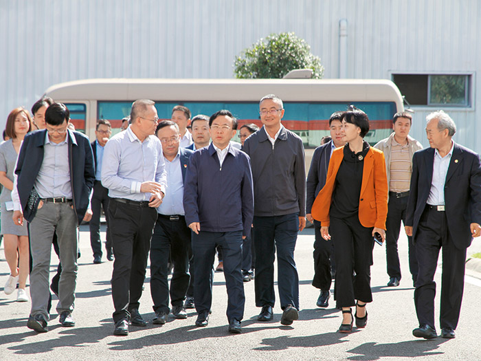  2018年成都市委常委、常務副市長謝瑞武帶隊蒞臨新筑股份，實地調研內嵌式中低速磁浮系統(tǒng)